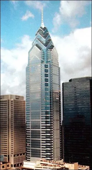 Comment s'appelle cette tour et dans quelle ville se trouve-t-elle ?
(2 réponses obligatoires : 1 ville et 1 tour)