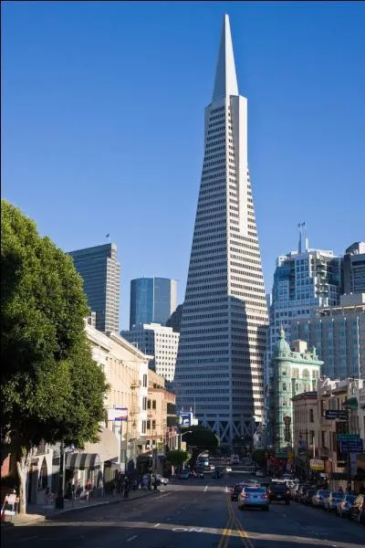 Comment s'appelle cette tour et dans quelle ville se trouve-t-elle ?
(2 réponses obligatoires : 1 ville et 1 tour)