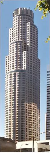 Comment s'appelle cette tour et dans quelle ville se trouve-t-elle ?
(2 réponses obligatoires : 1 ville et 1 tour)