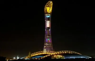 Comment s'appelle cette tour et dans quelle ville se trouve-t-elle ?
(2 réponses obligatoires : 1 ville et 1 tour)