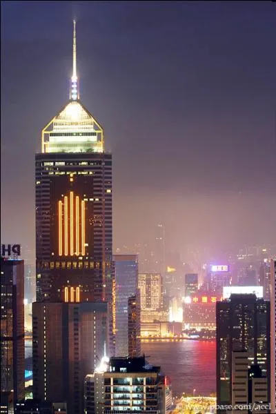 Comment s'appelle cette tour et dans quelle ville se trouve-t-elle ?
(2 réponses obligatoires : 1 ville et 1 tour)