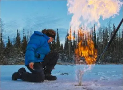 Dans les régions arctiques le permafrost, sol gelé depuis des milliers d'années, est appelé "bombe à retardement" pour le climat. Il dégèle peu à peu libérant de puissants gaz à effet de serre, principalement du dioxyde de carbone et du ... .