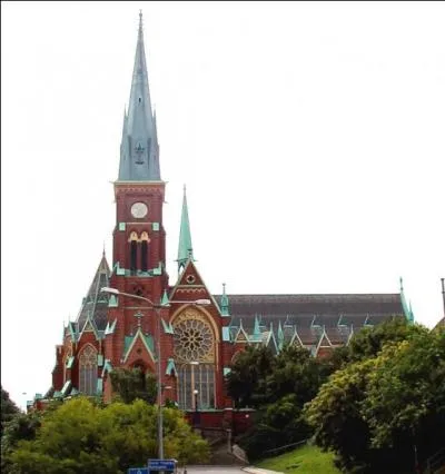 L'église Oscar Fredrik a été conçue par l'architecte suédois Helgo Zettervall. Le nom de cette église vient du pseudonyme utilisé par un roi de Suède en tant qu'écrivain de romans historiques et des traductions. Comment s'appelait-il ?