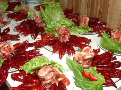 Le festin d'écrevisses (kräftskiva) est une fête populaire typiquement suédoise où l'on déguste des écrevisses. Quand se déroule-t-elle ?