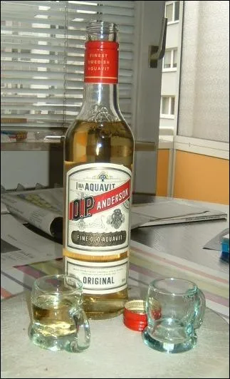 Voici une bouteille d'aquavit suédois. Dans quel feuilleton Ingrid Chauvin en boit-elle ?