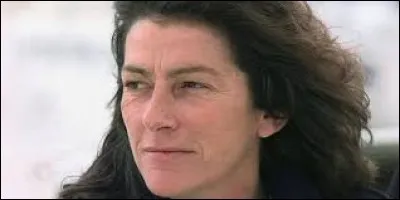 Quelle course Florence Arthaud, surnommée la 'petite fiancée de l'Atlantique' a-t-elle remportée en 1990 devant tous les hommes ?