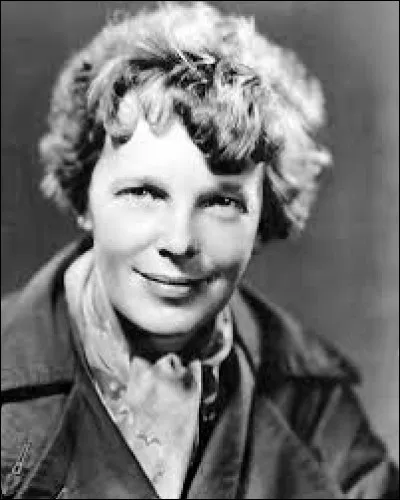 Amelia Earhart devient la première femme à traverser... en avion en 1928 ?