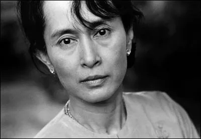Aung San Suu Kyi est une célèbre figure de l'opposition non-violente à la dictature militaire de son pays. Mais quel est son pays ?