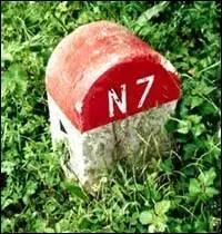 Comment est surnommée la route nationale 7, menant de Paris à Menton ?