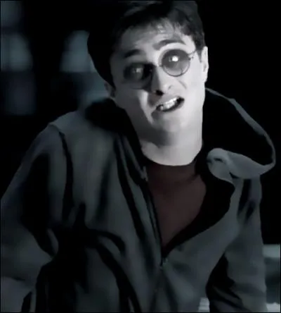 « J'ai lutté, fiston, lutté contre l'oppression. Ceux qui vivent, ce sont ceux qui luttent ! Voldemort rompit le premier et s'extirpa de mon corps. Le temps que je reprenne connaissance, il avait filé. Désormais, l'atrium était rempli de monde.