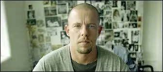 Quel est le nom de ce créateur britannique ? (Reposez en paix Monsieur.)