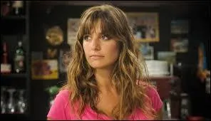 Dans le bar de Roland, Mélanie Régnier est...