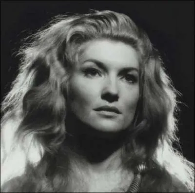 Outre sa prestance et son physique très attirant, sa voix fit des merveilles tant dans le répertoire classique (Mozart, Verdi, etc... ) que dans les opérettes qu'elle interpréta durant 30 ans de carrière. Qui est cette soprano célèbre ?