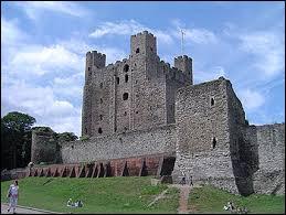 Comment appelle-t-on la tour au centre du château fort, la plus massive ?