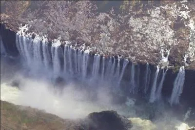Quel grand fleuve traverse les chutes de Victoria, en Afrique !
