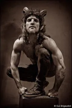 Il est le fils d'Hermès, il vivait dans les bois. Dieu des bergers, son loisir préféré était de poursuivre les nymphes : qui est-il ?