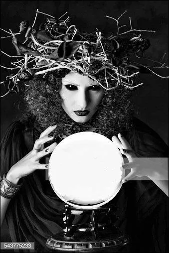 Son nom signifie "oiseau de proie". Grande magicienne, elle excellait dans la préparation de philtres très puissants. Elle fut l'amante d'Ulysse : qui est-elle ?