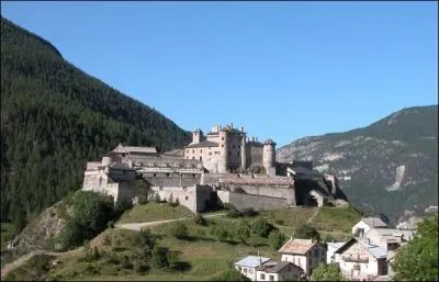 Il est situé à 1350 m d'altitude dans les Alpes. Quel est le nom de ce château ?