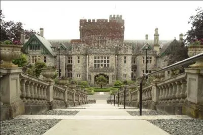 Le château a servi fréquemment de lieu de tournage de films et séries comme "X-Men", "Arrow" ou même "Smallville". Quel est le nom de ce château ?