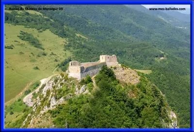 Il est situé à 1207 m d'altitude au-dessus du Pays d'Olmes. Quel est le nom de ce château ?