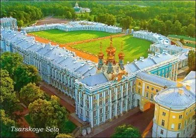 L'impératrice Élisabeth Ière ordonne la construction du palais. Elle veut faire bâtir le plus beau château du monde. Quel est le nom de ce château ?