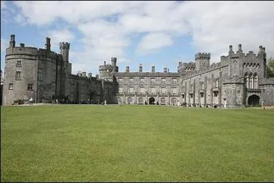C'est un des plus grands châteaux d'Irlande. Quel est le nom de ce château ?