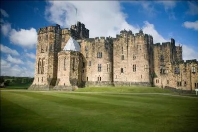 Ce château a été utilisé pour le tournage de nombreux films et séries télévisées, tels que Harry Potter. Quel est le nom de ce château ?
