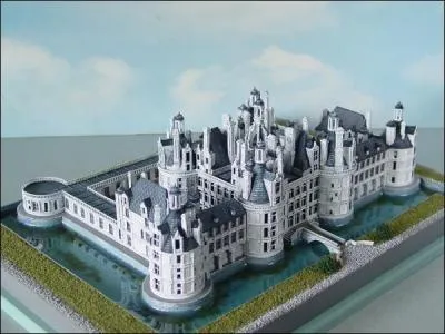 Il s'agit du plus vaste des châteaux de la Loire. Quel est le nom de ce château ?