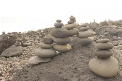 Que dit la légende à propos des cairns ?
