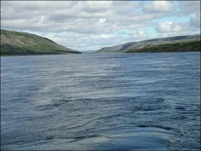 Dans quel pays la rivière aux Feuilles se jette-t-elle sur la rive ouest du lac aux Feuilles ?