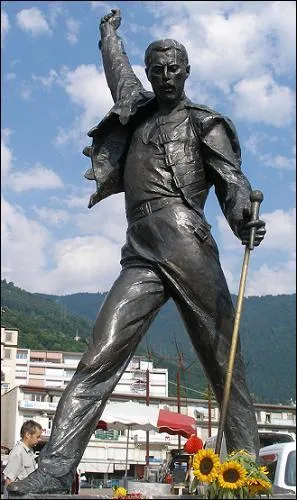 Quelle star a une statue dans le village de Montreux ?