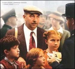 En 2002, dans quel film Gérard Jugnot incarne-t-il un boucher qui, sous l'Occupation, sauve la vie d'un enfant juif ?