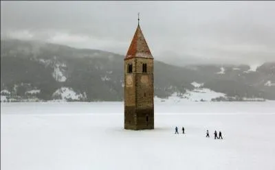 Qu'est-il arrivé à l'église du lac de Rescen ou Rescia (Tyrol italien) ?