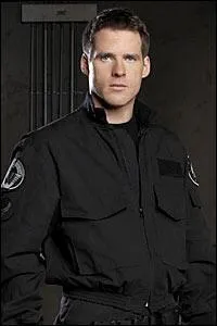 Quel est le grade de Cameron Mitchell quand il prend le commandement de SG1 ?