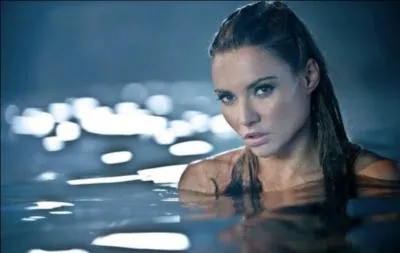 Grâce à quoi les sirènes attirent-elles les marins ?