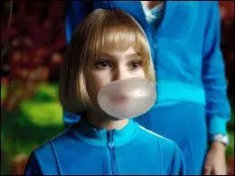 Qui est cet enfant mâcheuse de chewing-gum ?