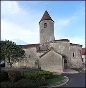 Voici l'église du XIè siècle de Saint-Étienne-de-Vicq. Commune de l'aire urbaine de Vichy, elle se situe en région ...