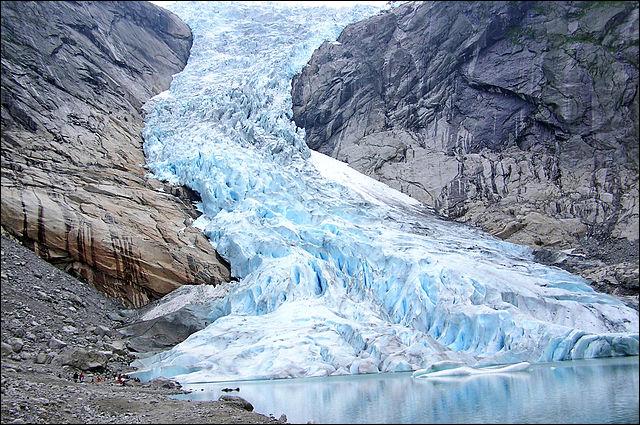 Les hautes montagnes sont des espaces particulièrement sensibles aux changements climatiques et environnementaux. Entre 1880 et 1980, combien de glaciers ont disparu ?