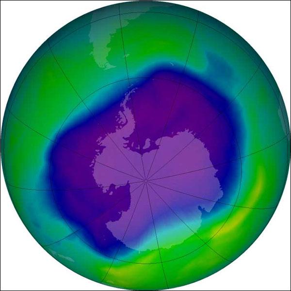 Un trou dans la couche d'ozone désigne une région de la couche d'ozone qui a été détruite à plus de 50 %. Quel phénomène concernant ce trou les chercheurs de la NASA ont remarqué en 2013 ?
