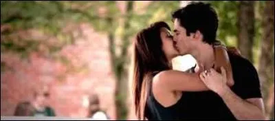 Au début, cette jeune fille ne voulait pas voir les sentiments qu'elle éprouvait pour cet homme. Ils se nomment...