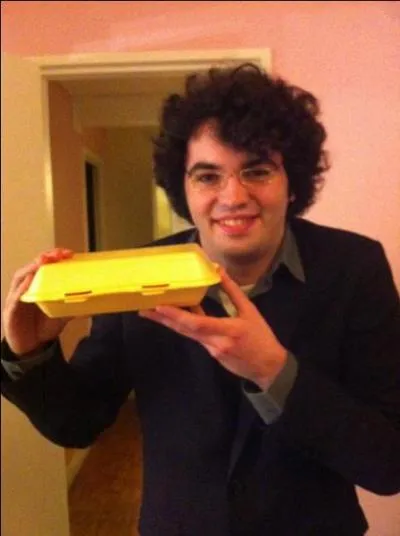 Vrai ou faux : Dans ses vidéos, il joue le rôle de Thierry, un personnage récurrent ayant un côté pervers.