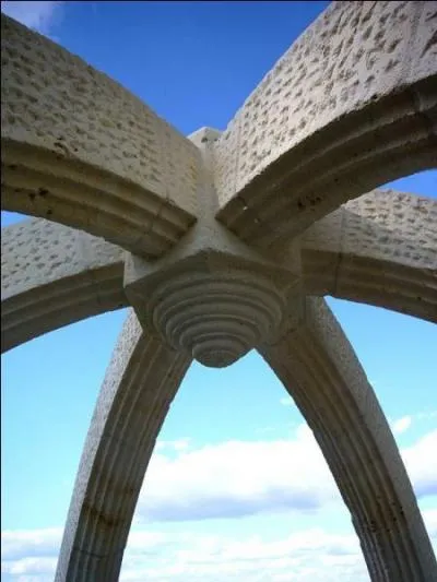 Pierre placée dans l'axe de symétrie d'un arc ou d'une voûte pour bloquer les claveaux ou voussoirs :