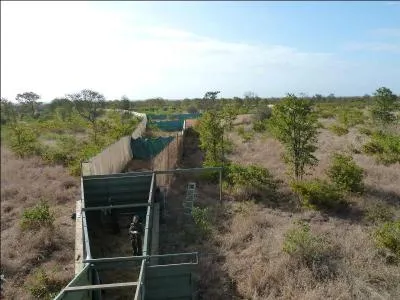 Pour attraper les animaux sauvages, les rangers et vétérinaires sud-africains utilisent un immense piège de toile en forme d'entonnoir, qui porte un nom bien précis !