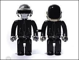 Ce duo de producteurs de musique électronique porte toujours des casques pour conserver un minimum d'anonymat, il s'agit de...