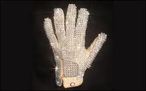 C'était le roi de la pop, il portait souvent un gant argenté à sa main gauche, il s'agit de...