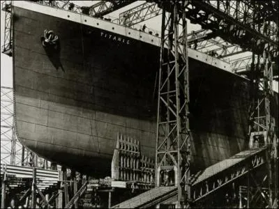En quelle année, Lord William James Pirrie et Joseph Bruce Ismay décidèrent-ils de construire le Titanic ?