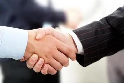 Quels chefs d'états se sont serré la main après 5 ans de tension entre leurs pays respectifs ?