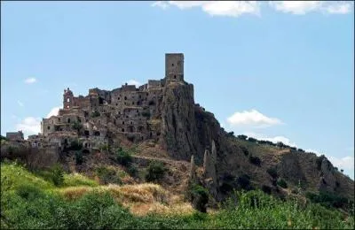 Le village de Craco existait depuis le 9e siècle, mais il a été abandonné, quand et pourquoi ?