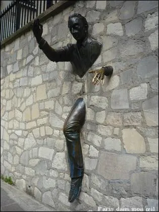 En 1989 Jean Marais, acteur et sculpteur, a réalisé cette œuvre dans le mur de la maison de ... pour immortaliser sa nouvelle intitulée Le Passe-muraille.