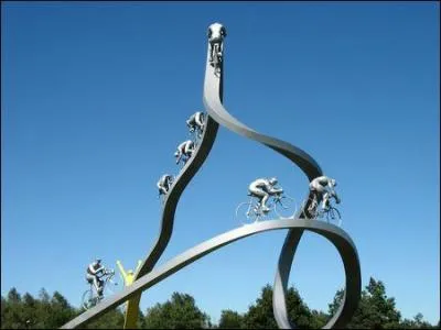 Cette sculpture monumentale, surnommée La Grande Boucle, représente vraisemblablement l'ascension du Tourmalet. Elle mesure 18 mètres de haut pour 30 mètres de large.
Elle se trouve sur une aire d'autoroute au pied ... .